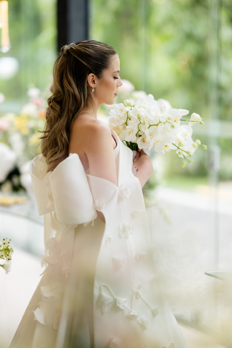 Casamento ao ar livre ganha cores, formas orgânicas e uma decoração integrada à natureza
