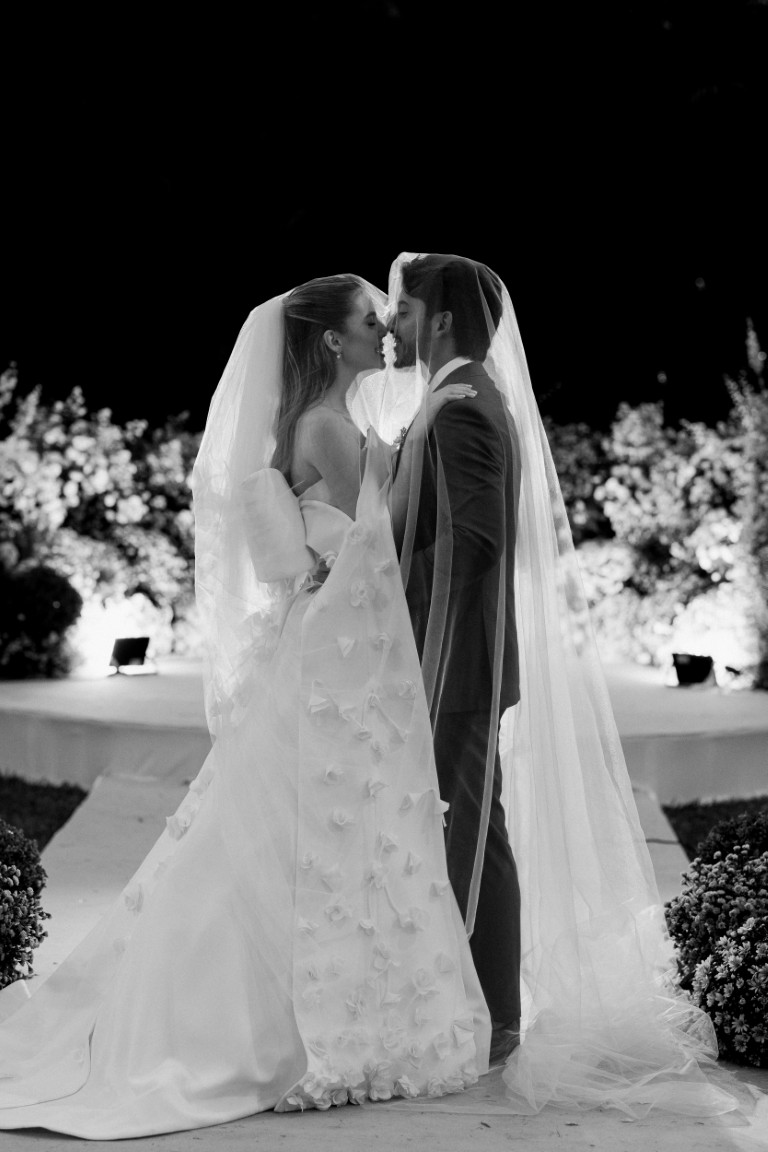 Casamento ao ar livre ganha cores, formas orgânicas e uma decoração integrada à natureza