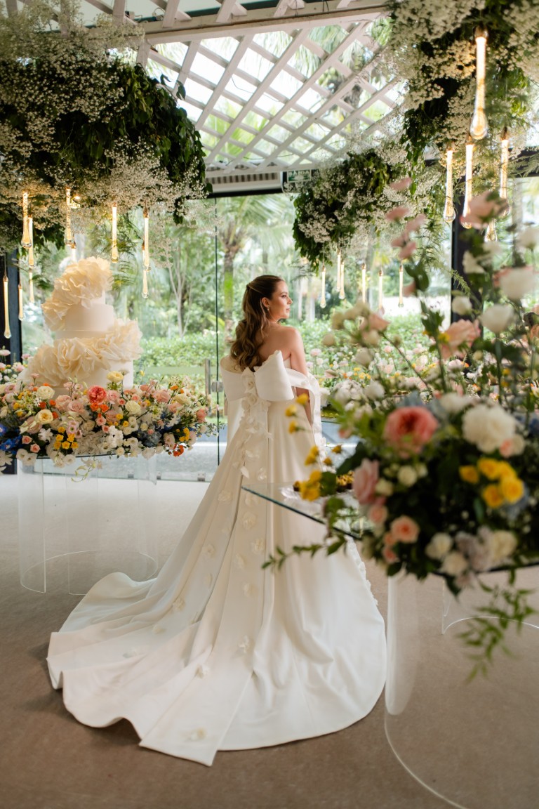 Casamento ao ar livre ganha cores, formas orgânicas e uma decoração integrada à natureza