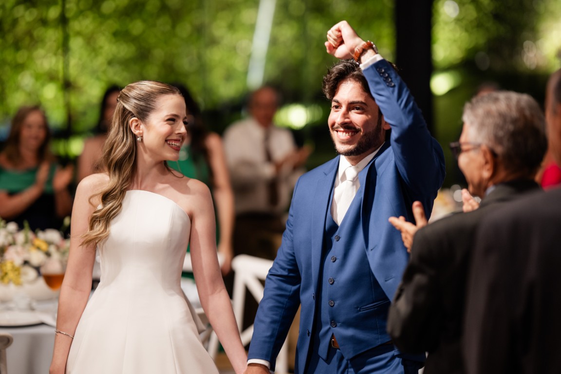 Casamento ao ar livre ganha cores, formas orgânicas e uma decoração integrada à natureza