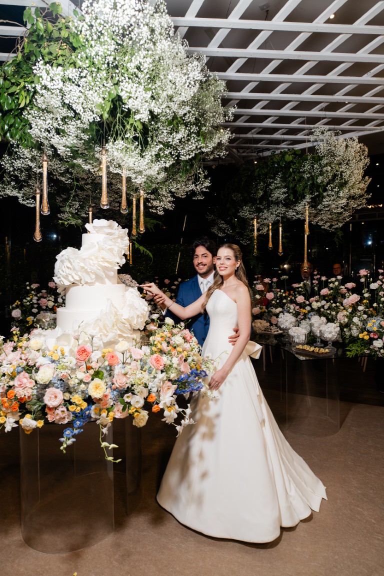 Casamento ao ar livre ganha cores, formas orgânicas e uma decoração integrada à natureza