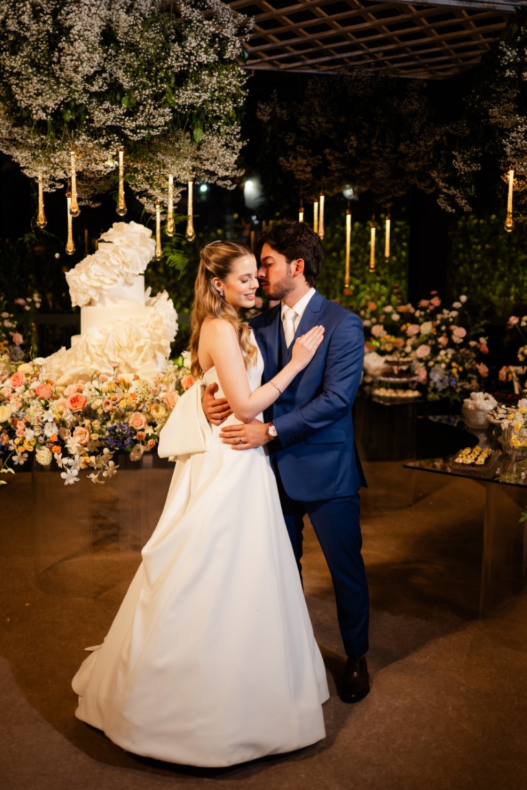 Casamento ao ar livre ganha cores, formas orgânicas e uma decoração integrada à natureza