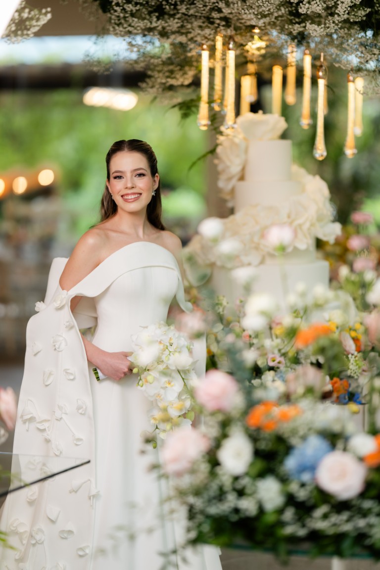Casamento ao ar livre ganha cores, formas orgânicas e uma decoração integrada à natureza