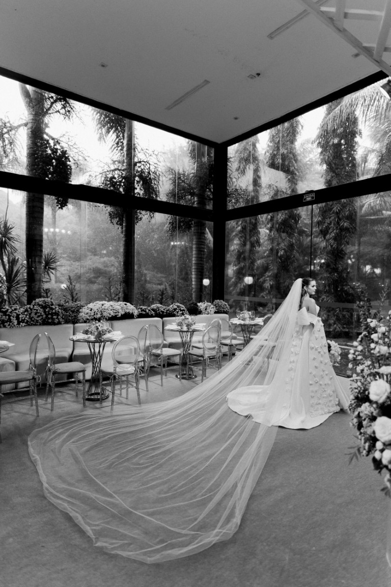 Casamento ao ar livre ganha cores, formas orgânicas e uma decoração integrada à natureza