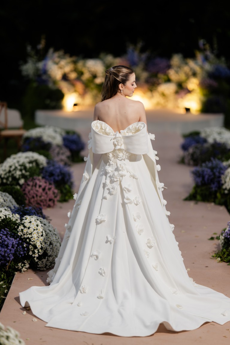 Casamento ao ar livre ganha cores, formas orgânicas e uma decoração integrada à natureza
