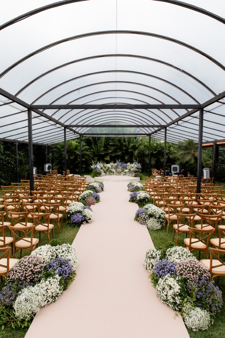 Casamento ao ar livre ganha cores, formas orgânicas e uma decoração integrada à natureza