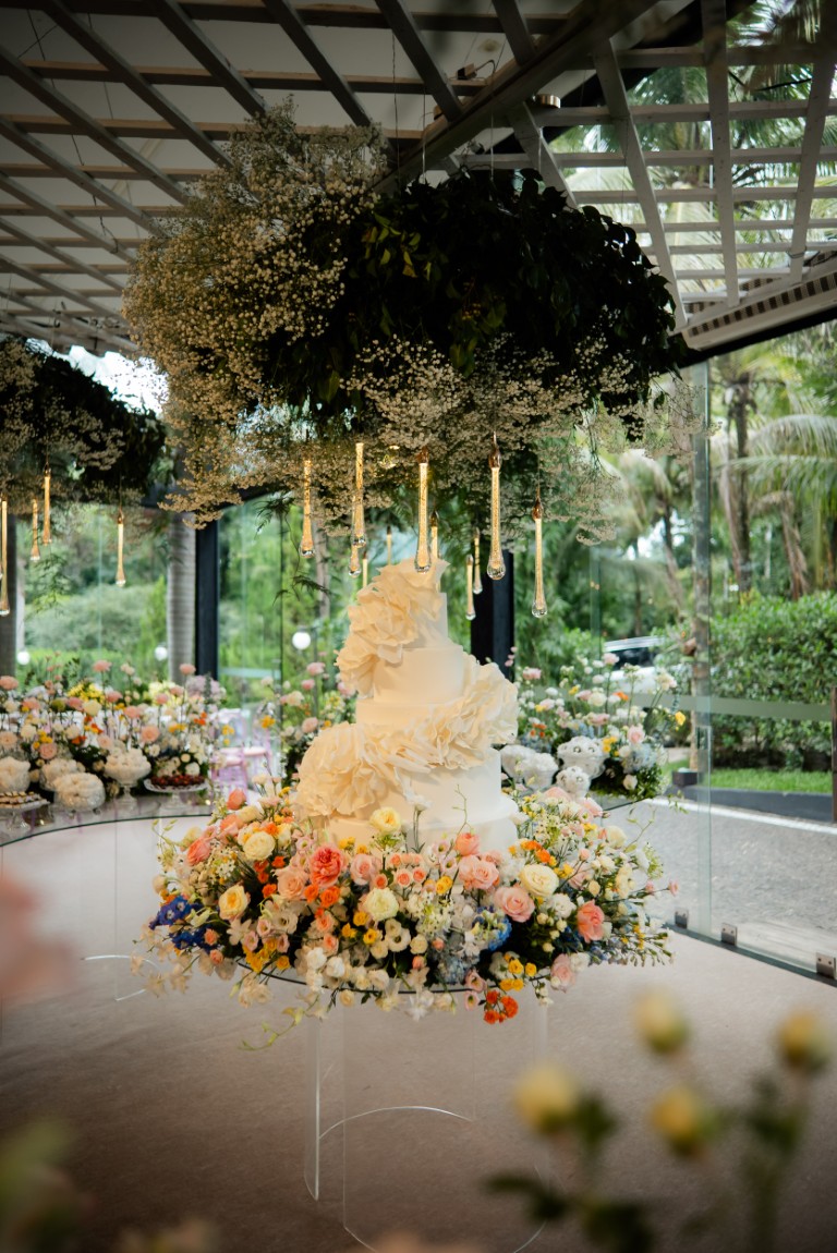 Casamento ao ar livre ganha cores, formas orgânicas e uma decoração integrada à natureza