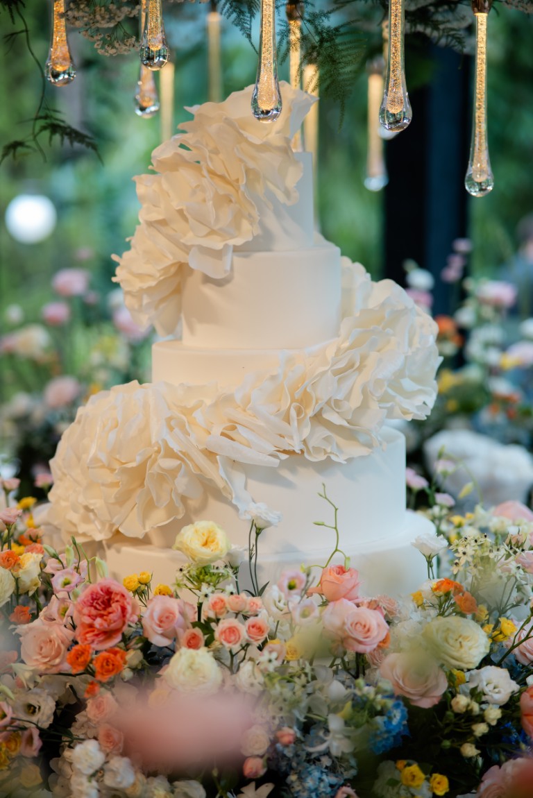 Casamento ao ar livre ganha cores, formas orgânicas e uma decoração integrada à natureza