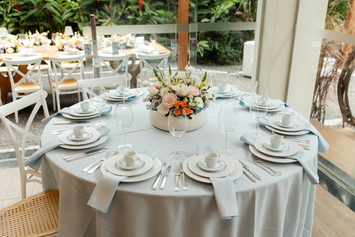 Casamento ao ar livre ganha cores, formas orgânicas e uma decoração integrada à natureza