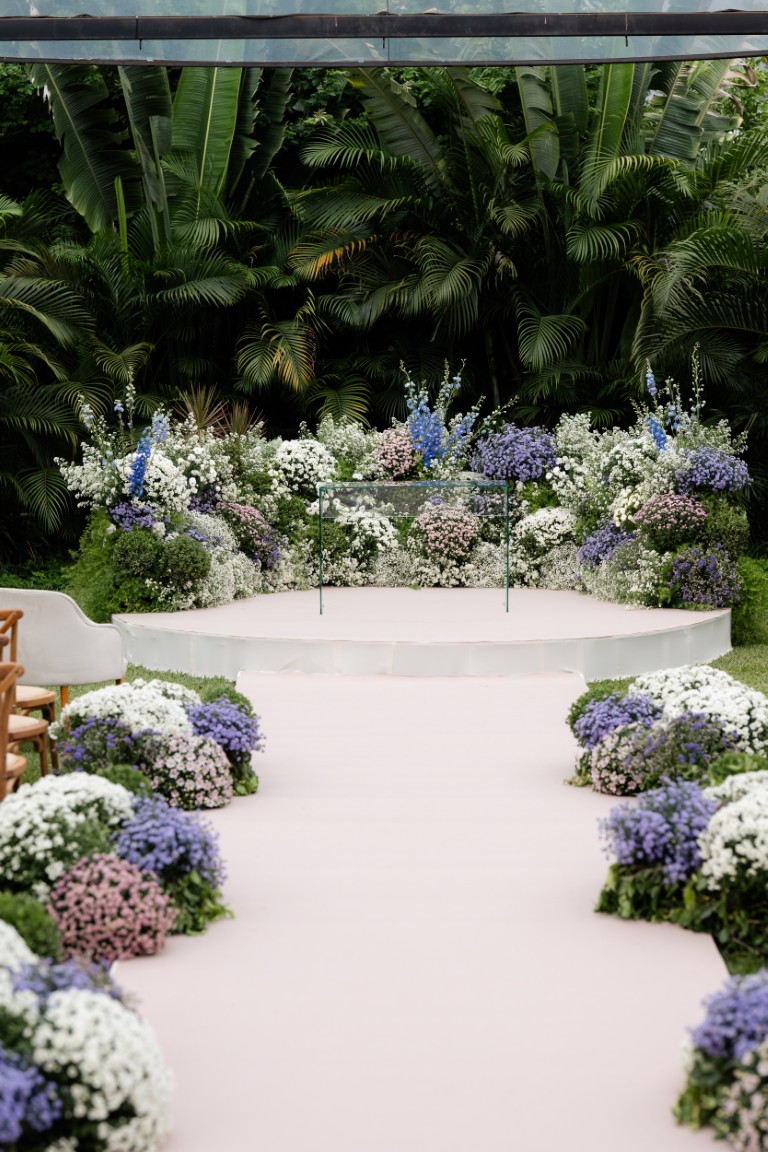 Casamento ao ar livre ganha cores, formas orgânicas e uma decoração integrada à natureza