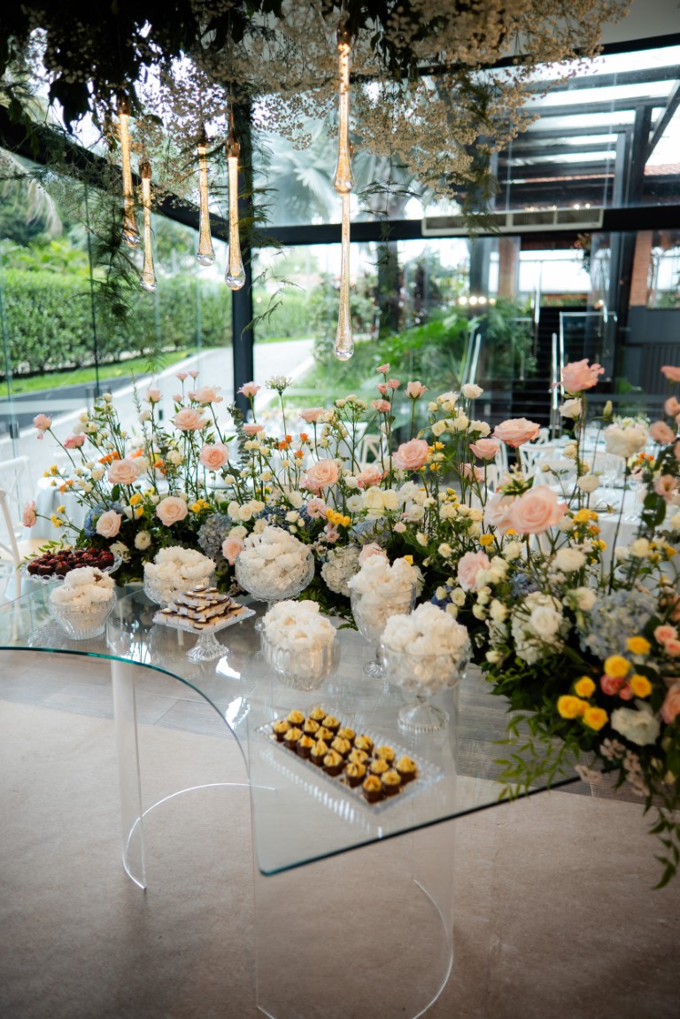 Casamento ao ar livre ganha cores, formas orgânicas e uma decoração integrada à natureza