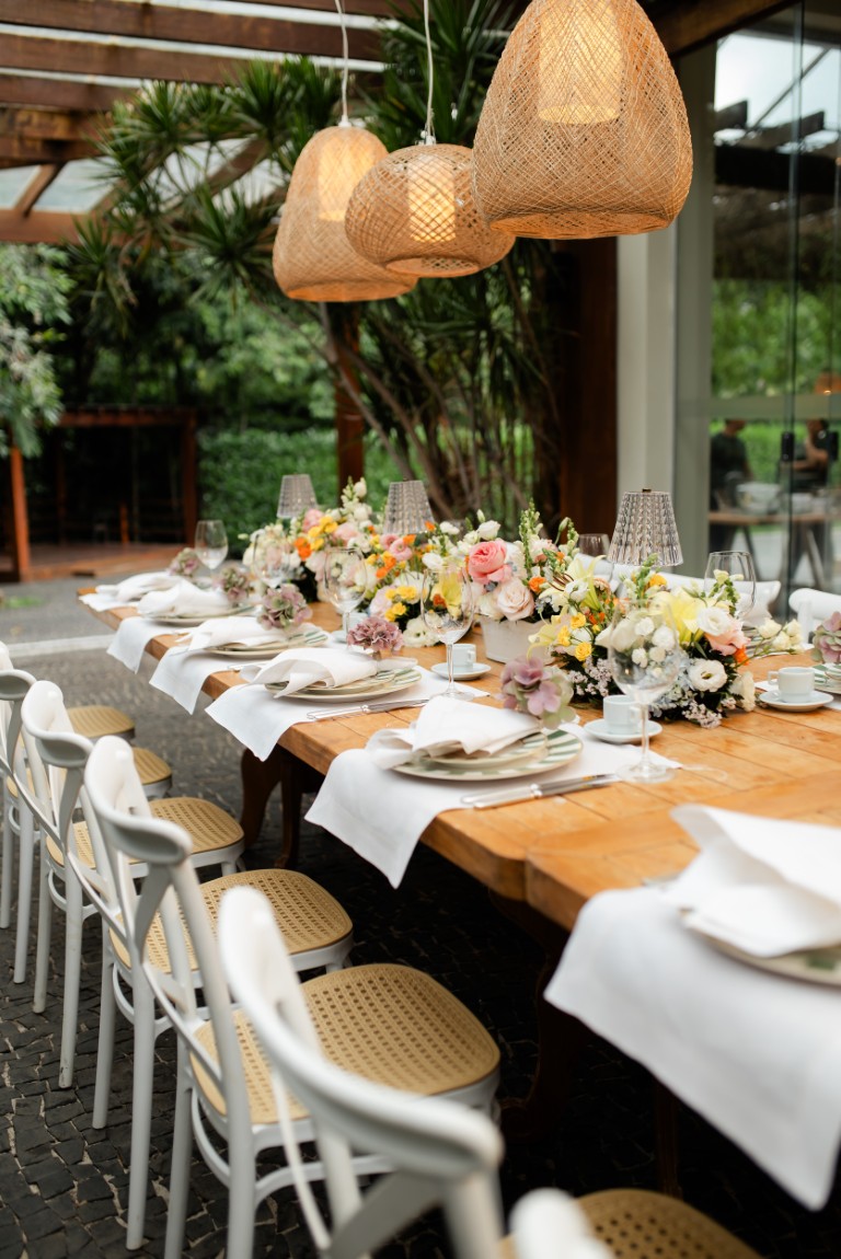Casamento ao ar livre ganha cores, formas orgânicas e uma decoração integrada à natureza