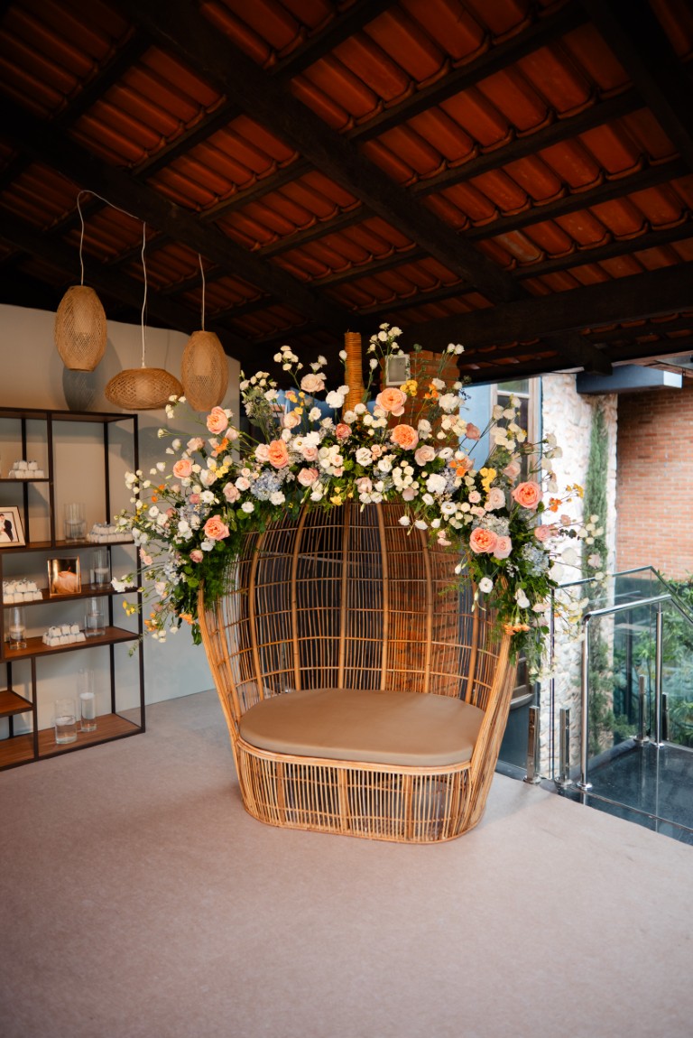 Casamento ao ar livre ganha cores, formas orgânicas e uma decoração integrada à natureza
