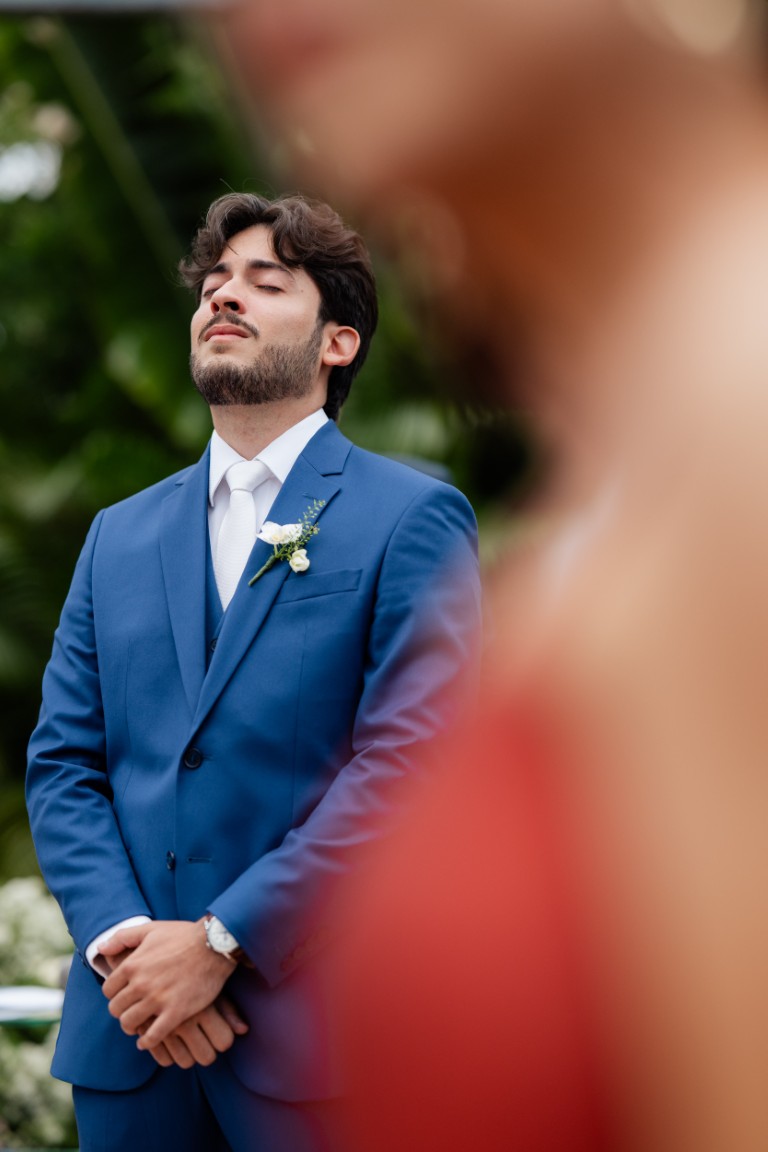Casamento ao ar livre ganha cores, formas orgânicas e uma decoração integrada à natureza