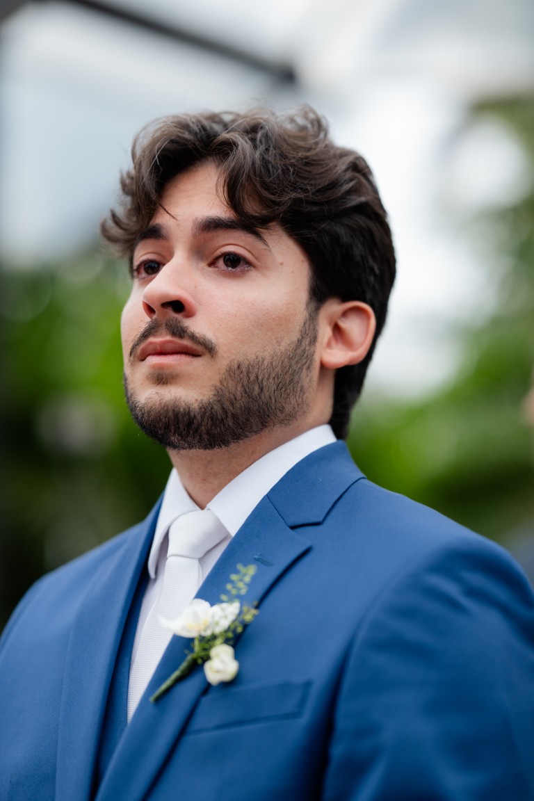 Casamento ao ar livre ganha cores, formas orgânicas e uma decoração integrada à natureza