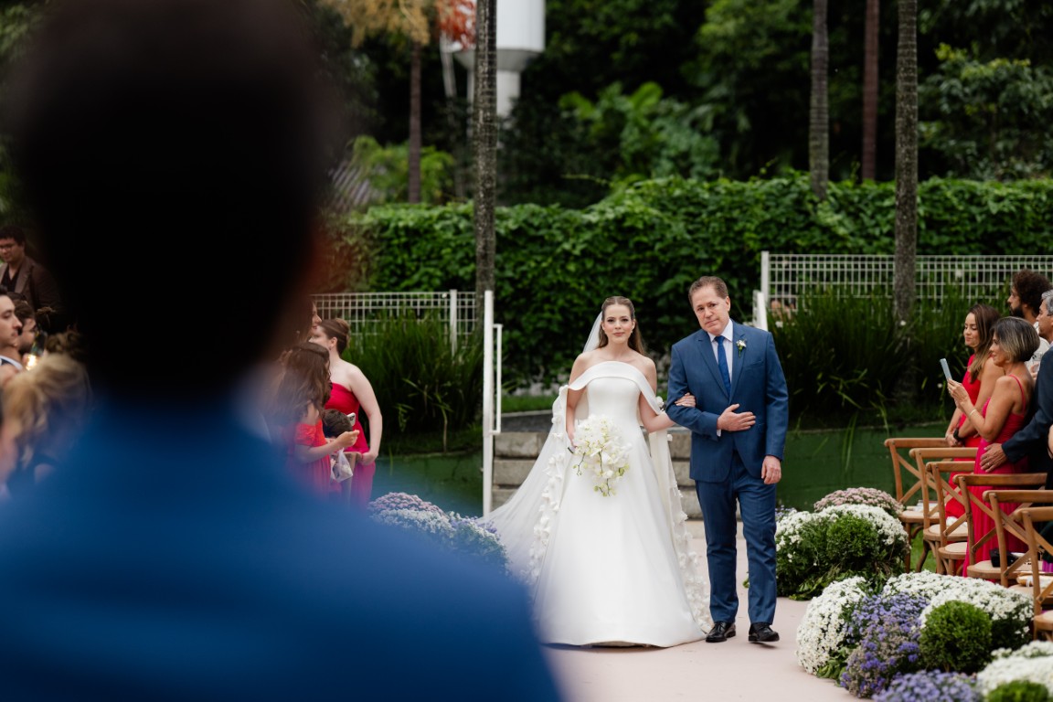 Casamento ao ar livre ganha cores, formas orgânicas e uma decoração integrada à natureza