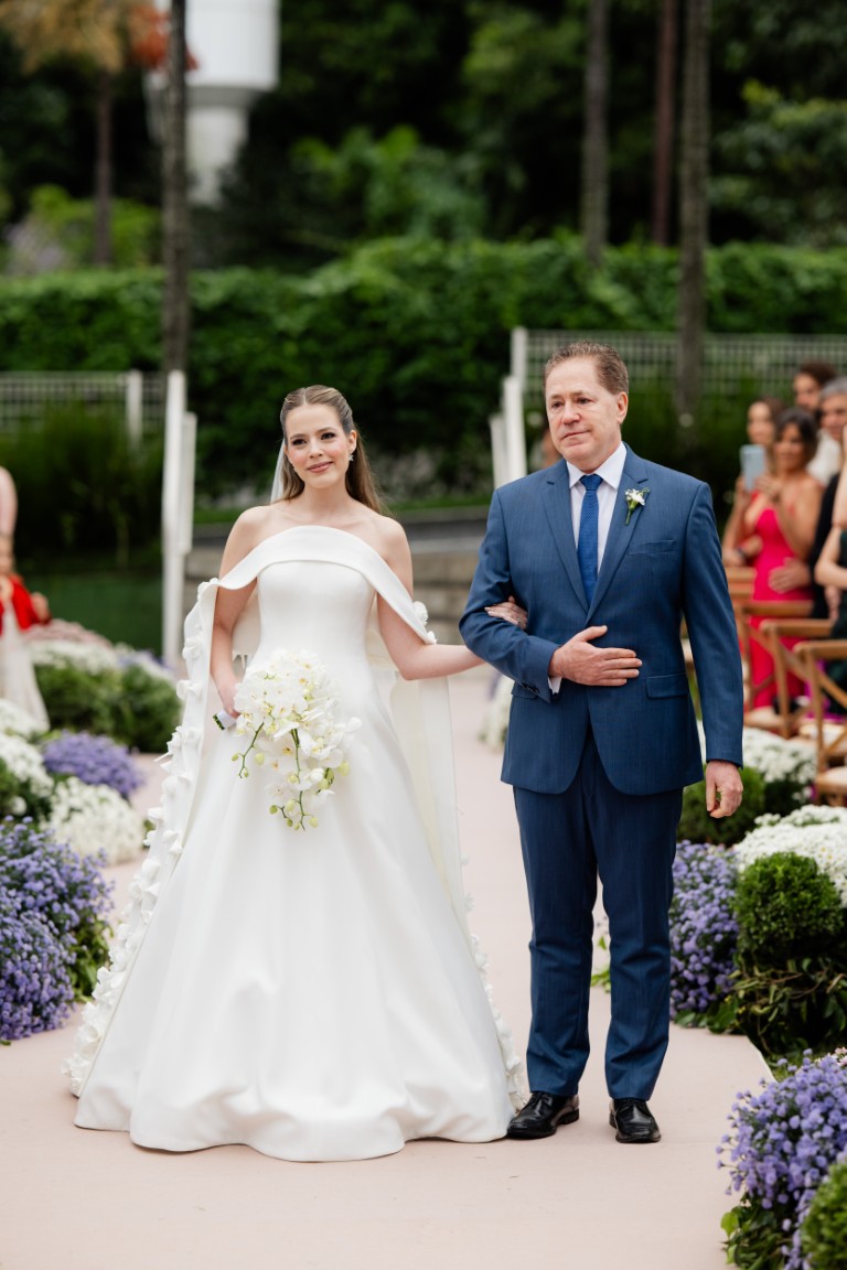 Casamento ao ar livre ganha cores, formas orgânicas e uma decoração integrada à natureza