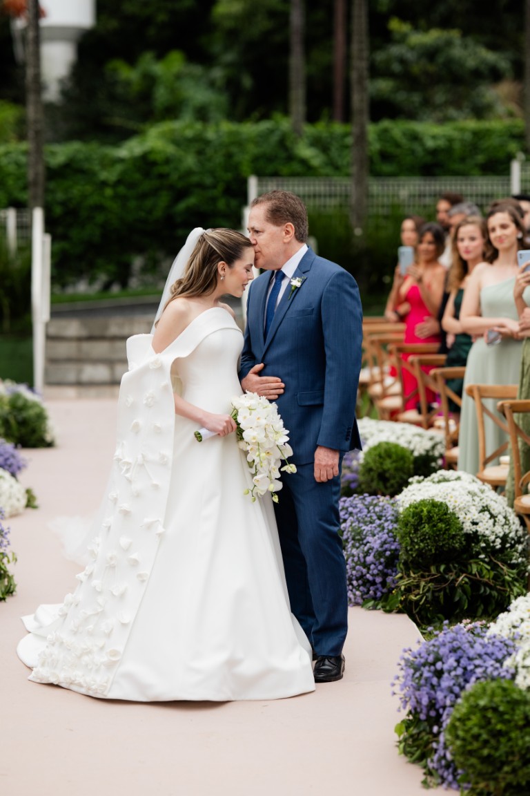 Casamento ao ar livre ganha cores, formas orgânicas e uma decoração integrada à natureza