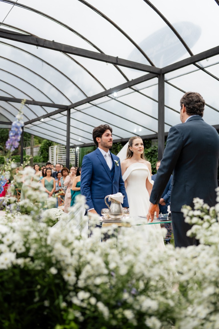 Casamento ao ar livre ganha cores, formas orgânicas e uma decoração integrada à natureza