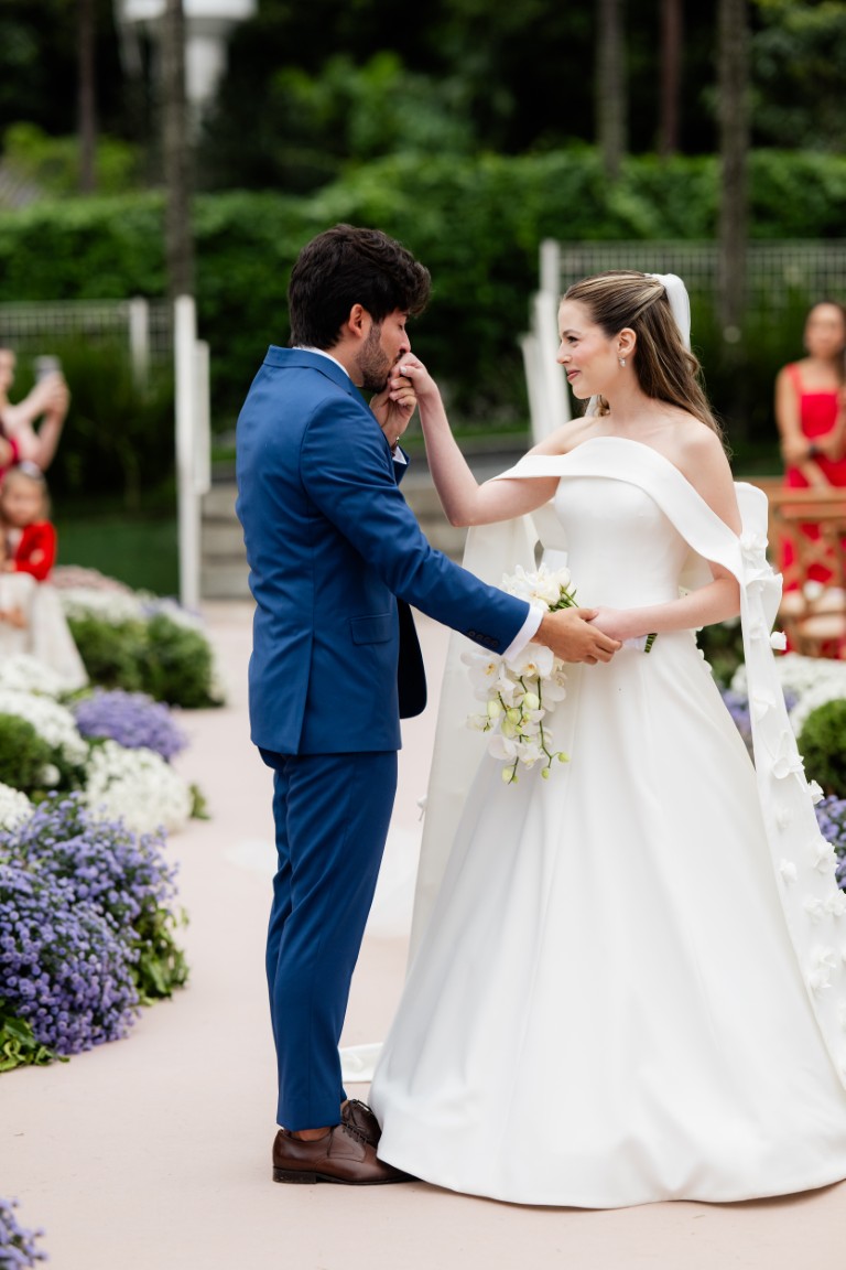 Casamento ao ar livre ganha cores, formas orgânicas e uma decoração integrada à natureza