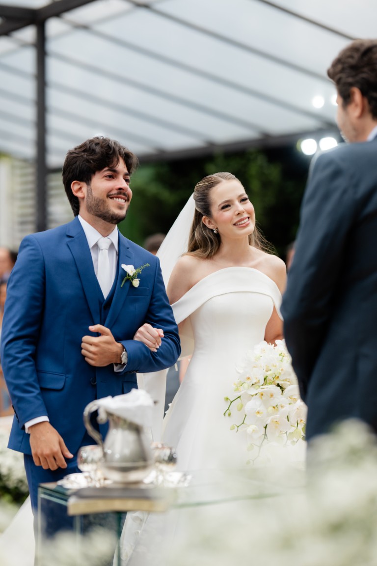 Casamento ao ar livre ganha cores, formas orgânicas e uma decoração integrada à natureza