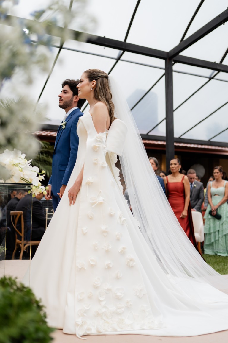 Casamento ao ar livre ganha cores, formas orgânicas e uma decoração integrada à natureza