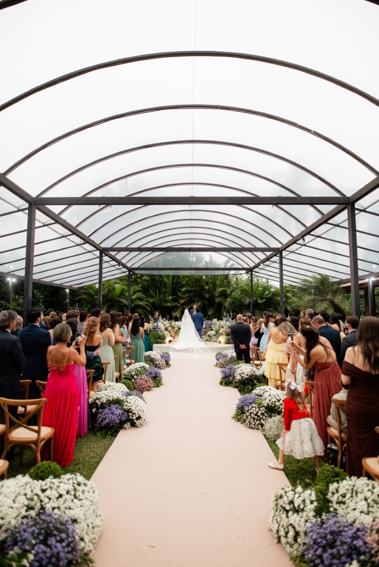 Casamento ao ar livre ganha cores, formas orgânicas e uma decoração integrada à natureza
