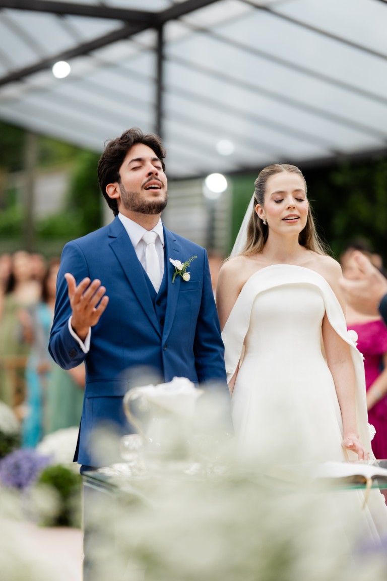 Casamento ao ar livre ganha cores, formas orgânicas e uma decoração integrada à natureza
