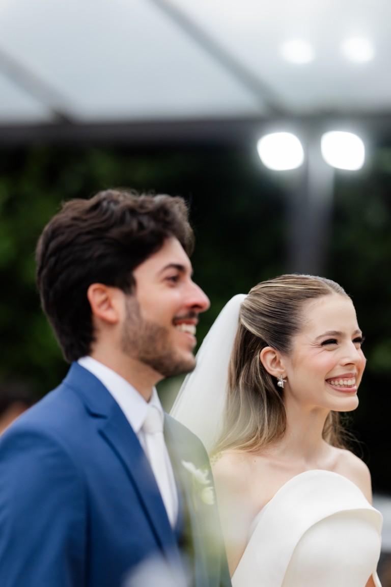 Casamento ao ar livre ganha cores, formas orgânicas e uma decoração integrada à natureza