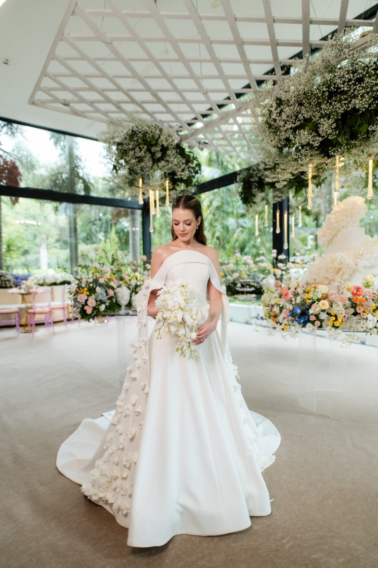 Casamento ao ar livre ganha cores, formas orgânicas e uma decoração integrada à natureza