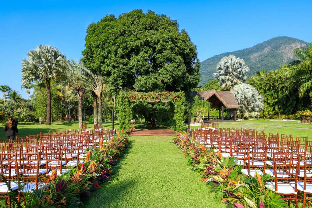 Decoração tropical compõe cerimônia ao ar livre | Foto: Acervo local