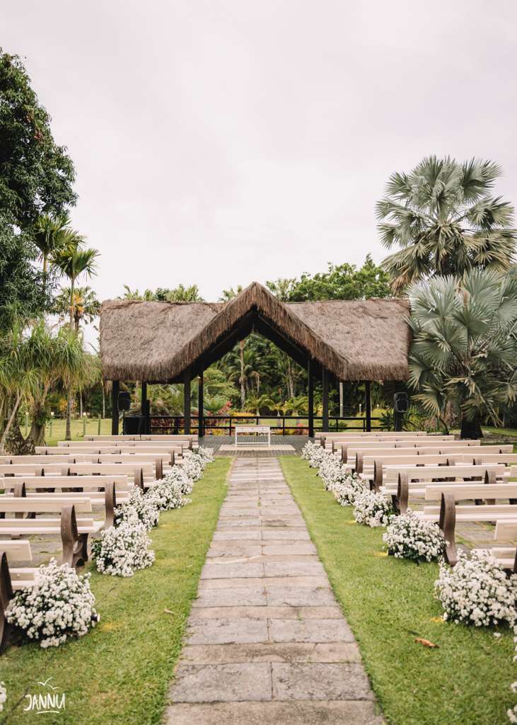Caminho até o altar recebe flores brancas na Villa Inesquecível | Foto: Jannu Photo