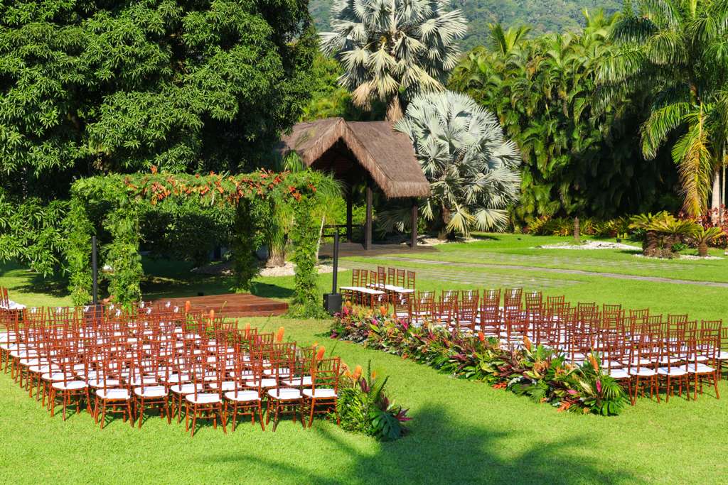 Jardim preparado para casamento ao ar livre | Foto: Acervo local