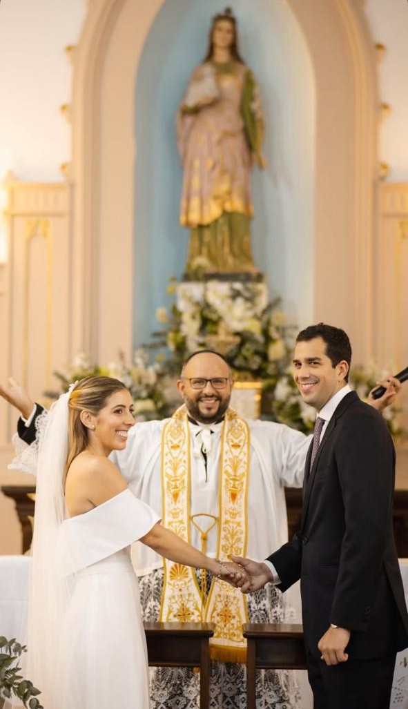Padre Victor Hugo celebra união de casal diante do altar | Foto: Reprodução