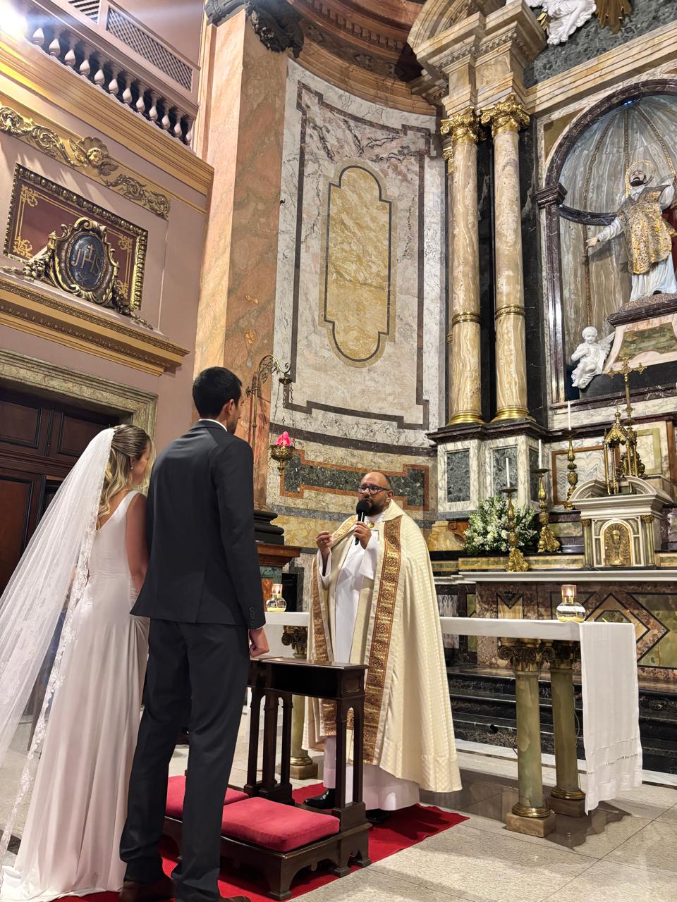 Padre Victor Hugo e os noivos durante a celebração | Foto: Reprodução