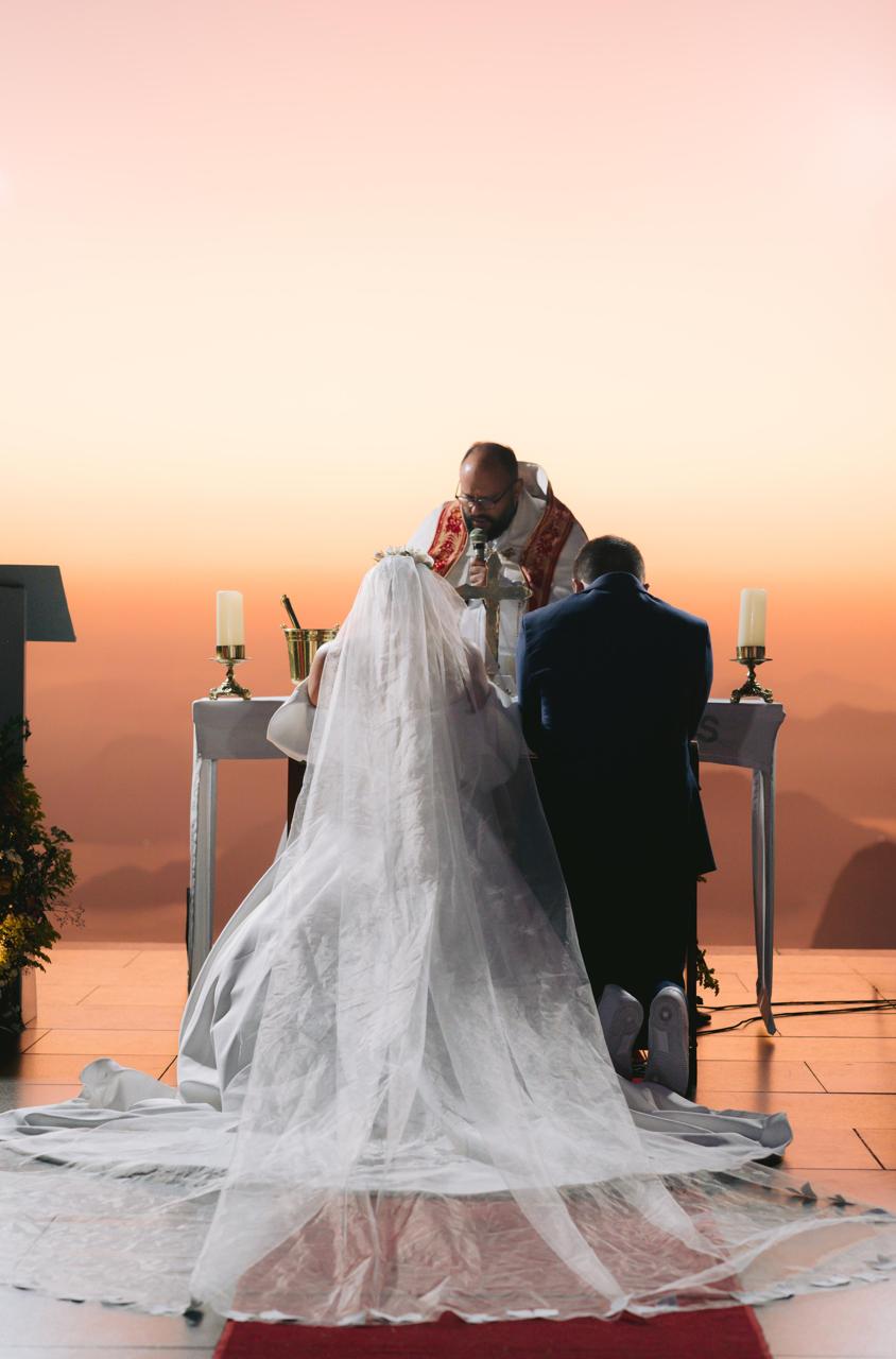 Casal se ajoelha diante do altar durante bênção matrimonial | Foto: Divulgação