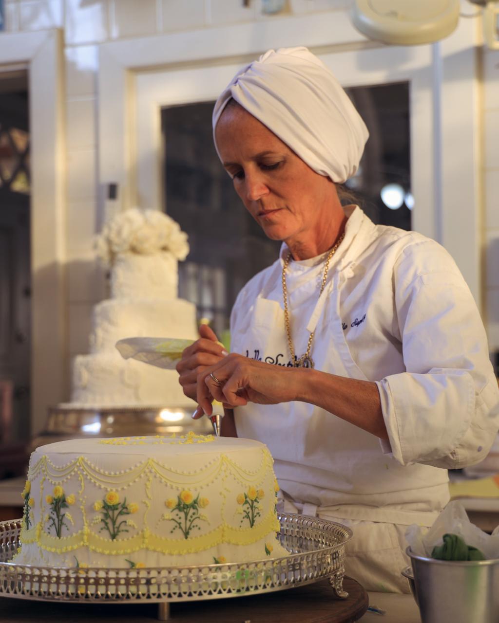 Isabella Suplicy finaliza detalhes de um bolo | Foto: Divulgação