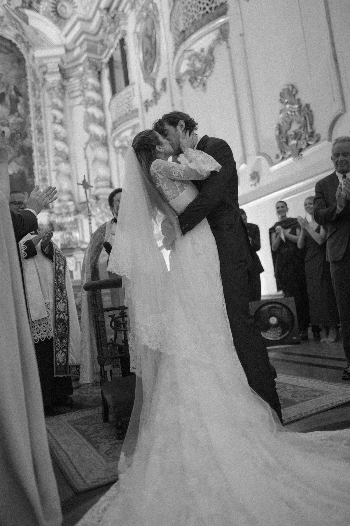 Giulia Be e Conor Kennedy celebram casamento no Rio com decoração clássica assinada por Dan Sendas