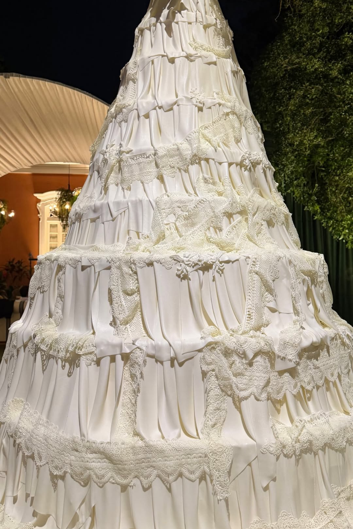 Giulia Be e Conor Kennedy celebram casamento no Rio com decoração clássica assinada por Dan Sendas
