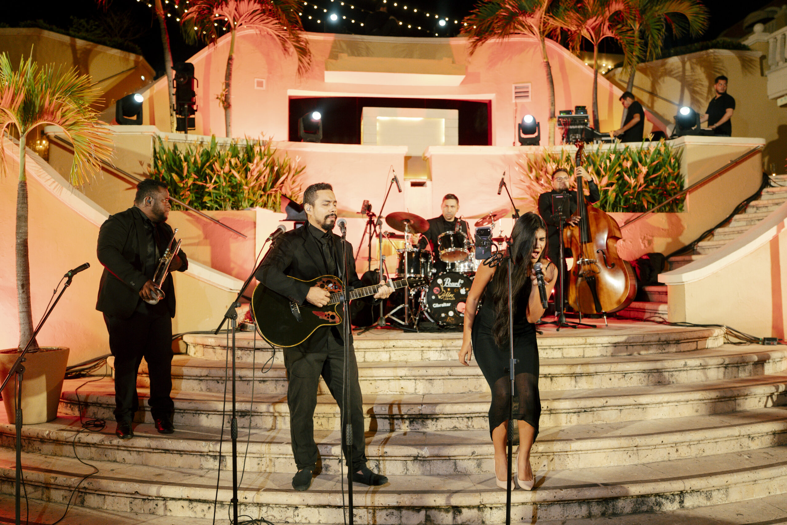 Apresentação musical ao vivo reúne cantores e instrumentistas em um palco ao ar livre, durante uma das celebrações do Cartagena Wedding Dreams | Foto: Compañía Audiovisual