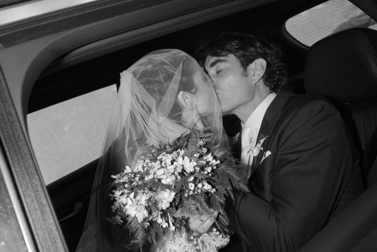 Giulia Be e Conor Kennedy celebram casamento no Rio com decoração clássica assinada por Dan Sendas