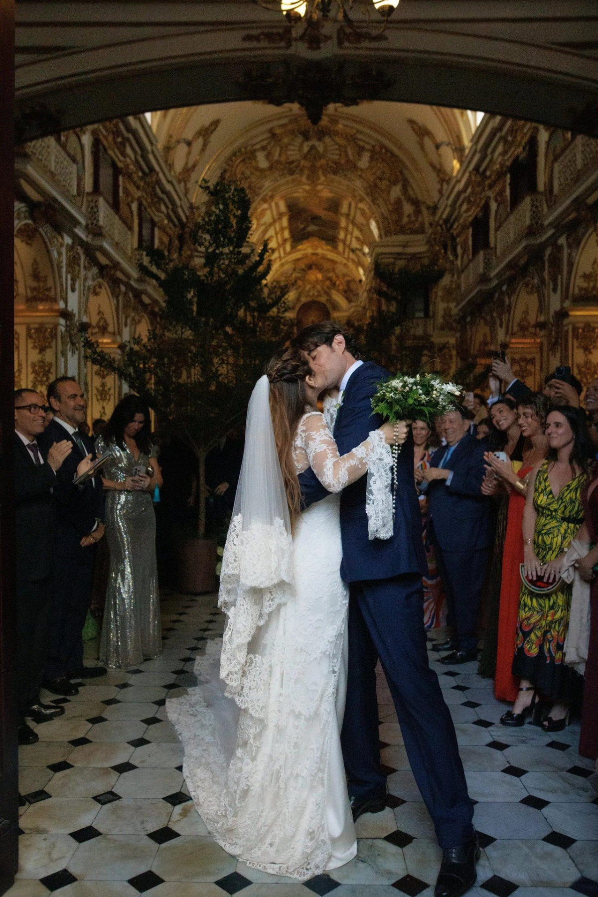 Giulia Be e Conor Kennedy celebram casamento no Rio com decoração clássica assinada por Dan Sendas