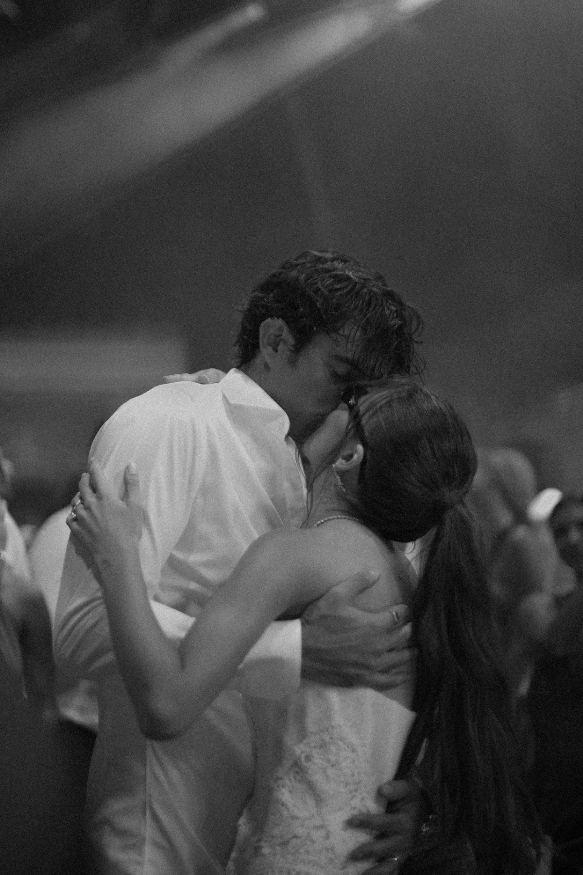 Giulia Be e Conor Kennedy celebram casamento no Rio com decoração clássica assinada por Dan Sendas