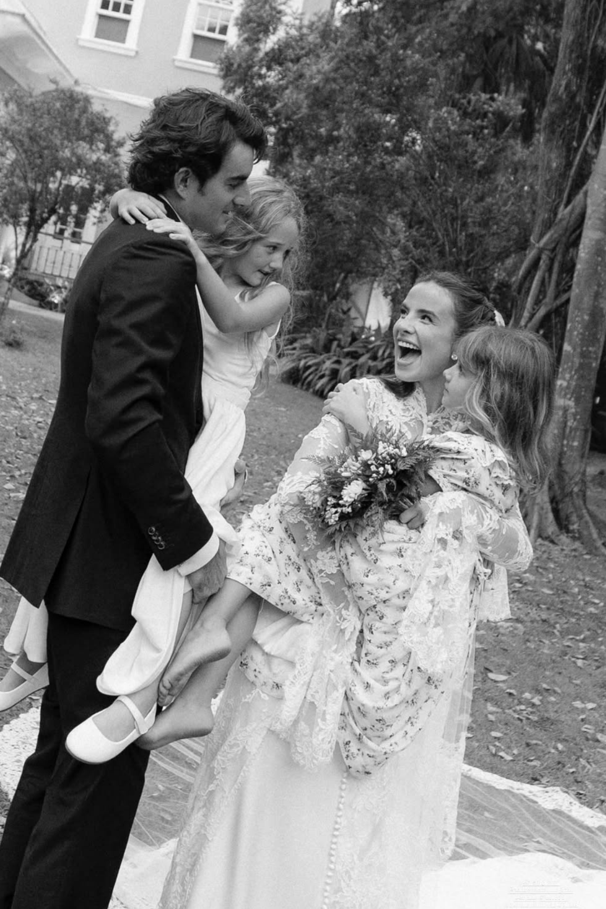 Giulia Be e Conor Kennedy celebram casamento no Rio com decoração clássica assinada por Dan Sendas