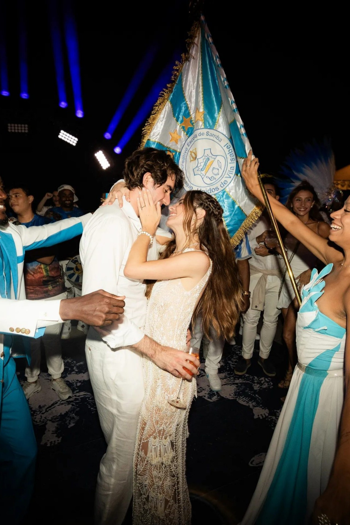 Giulia Be e Conor Kennedy celebram casamento no Rio com decoração clássica assinada por Dan Sendas