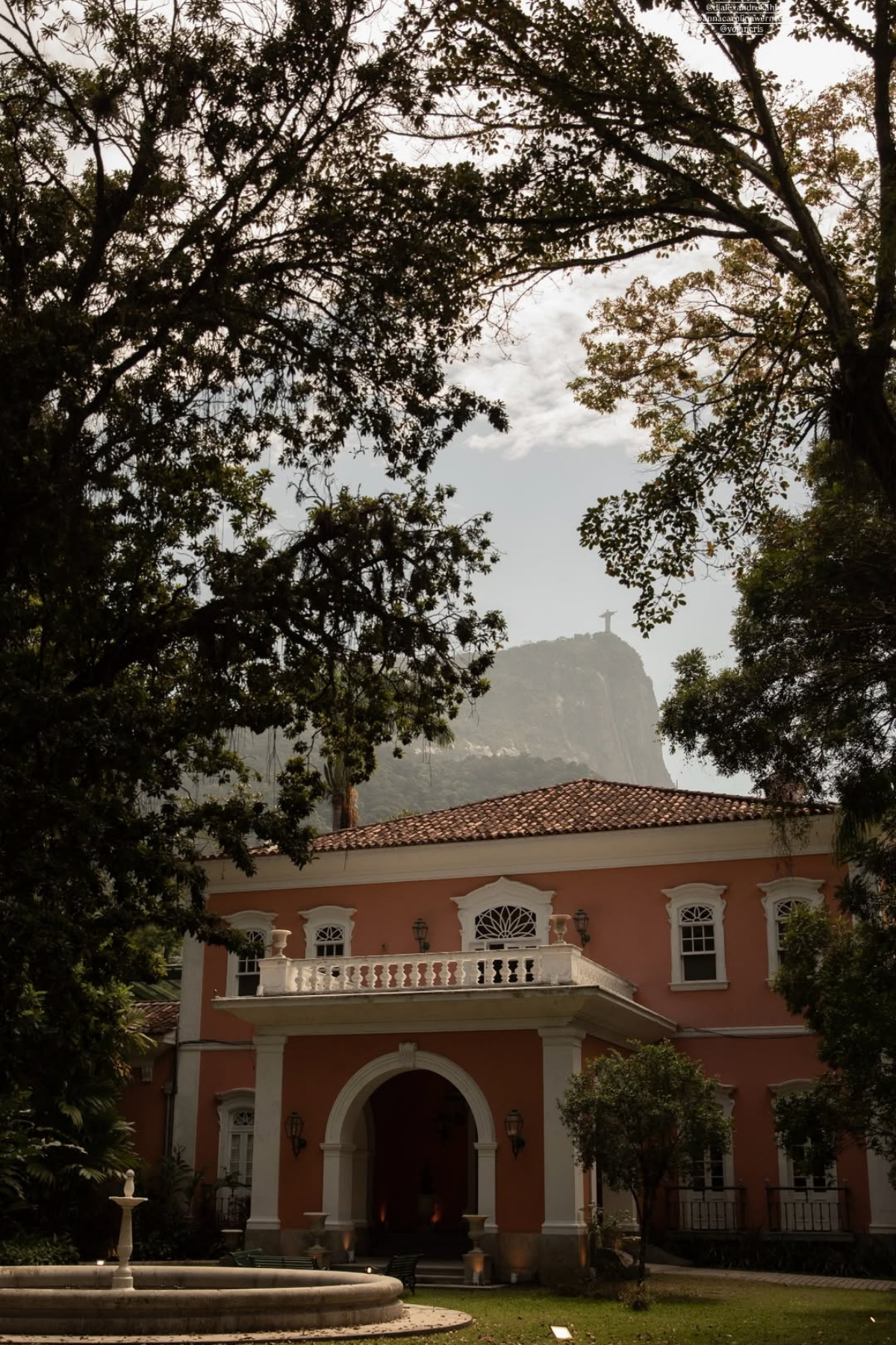 Giulia Be e Conor Kennedy celebram casamento no Rio com decoração clássica assinada por Dan Sendas