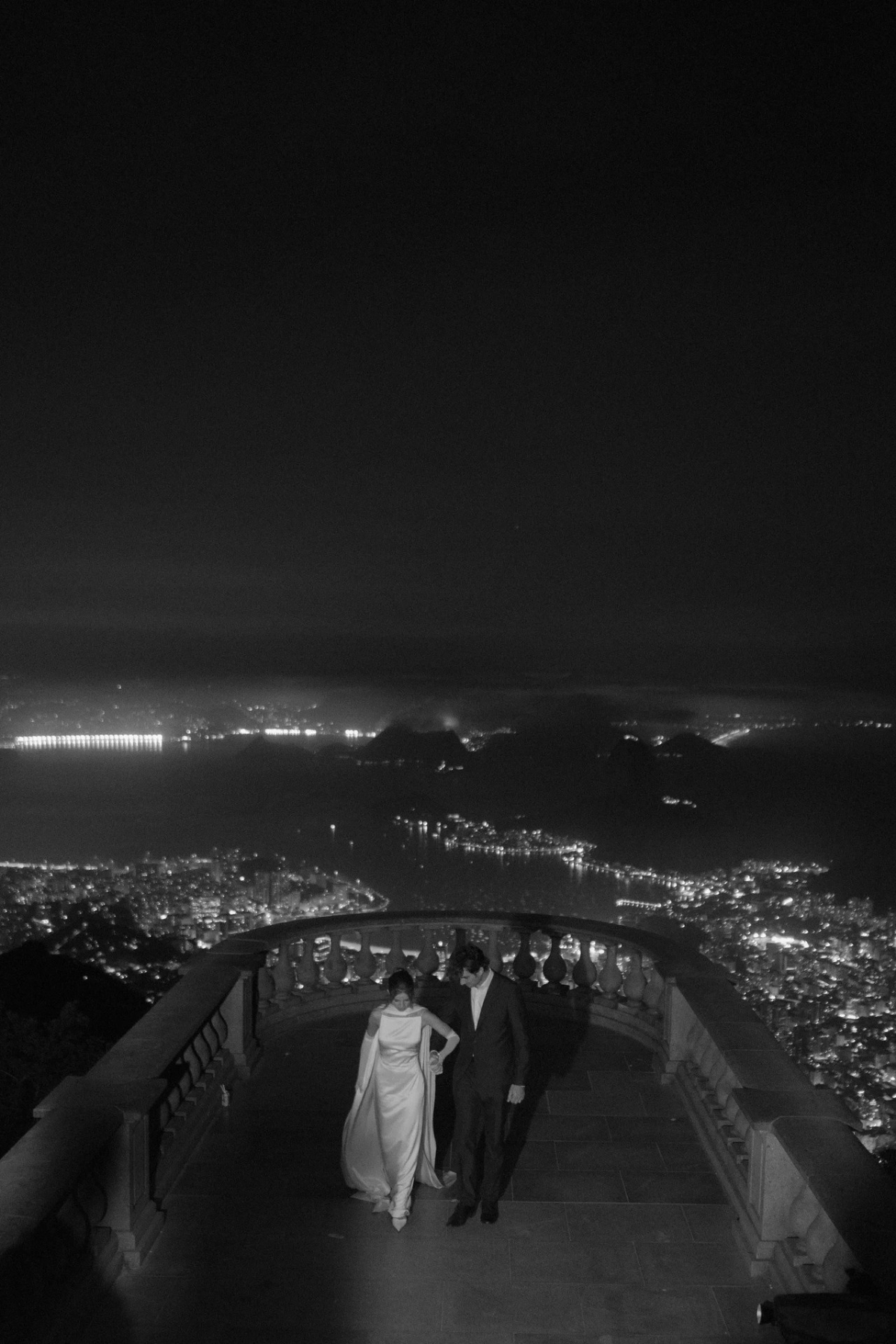 Giulia Be e Conor Kennedy celebram casamento no Rio com decoração clássica assinada por Dan Sendas