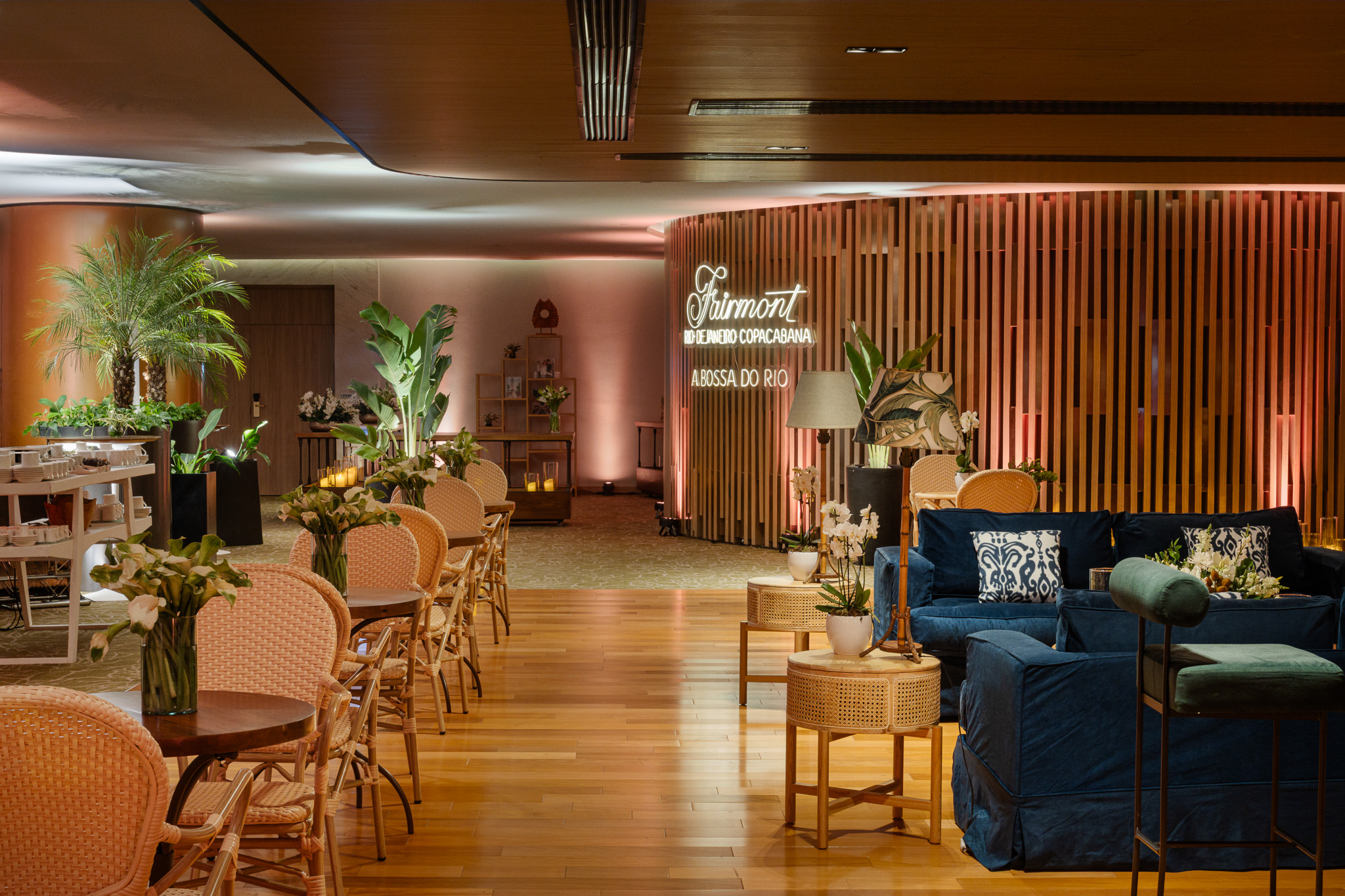 Espaço de convivência reúne poltronas de palhinha, sofás e elementos naturais na nova configuração do foyer. | Foto: Divulgação/Fairmont