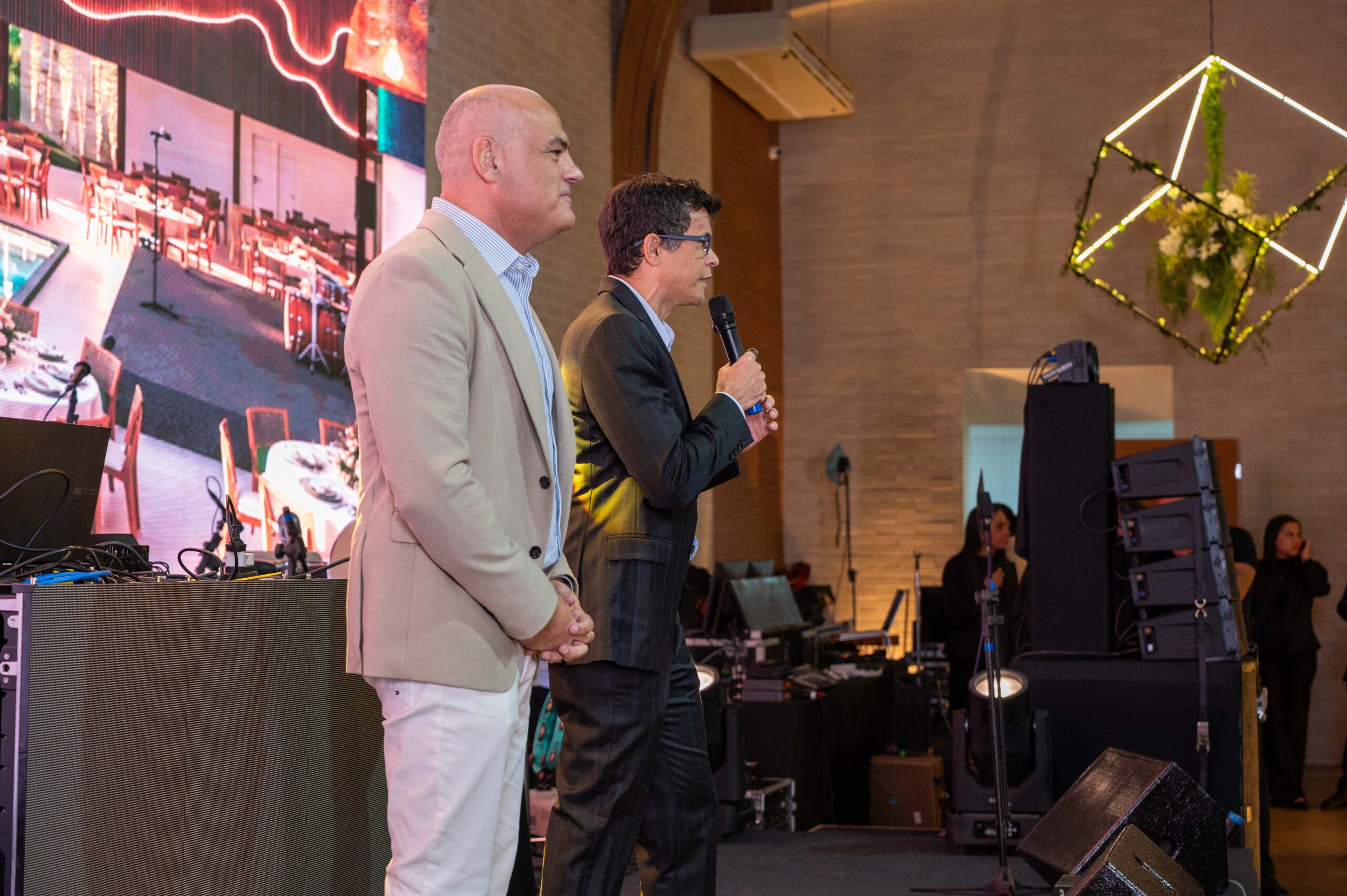 Fabiano Niederauer e Davidson Dalcin participam de um momento de apresentação no palco durante o lançamento do Ballroom Beach Club. | Foto: Chris Machado