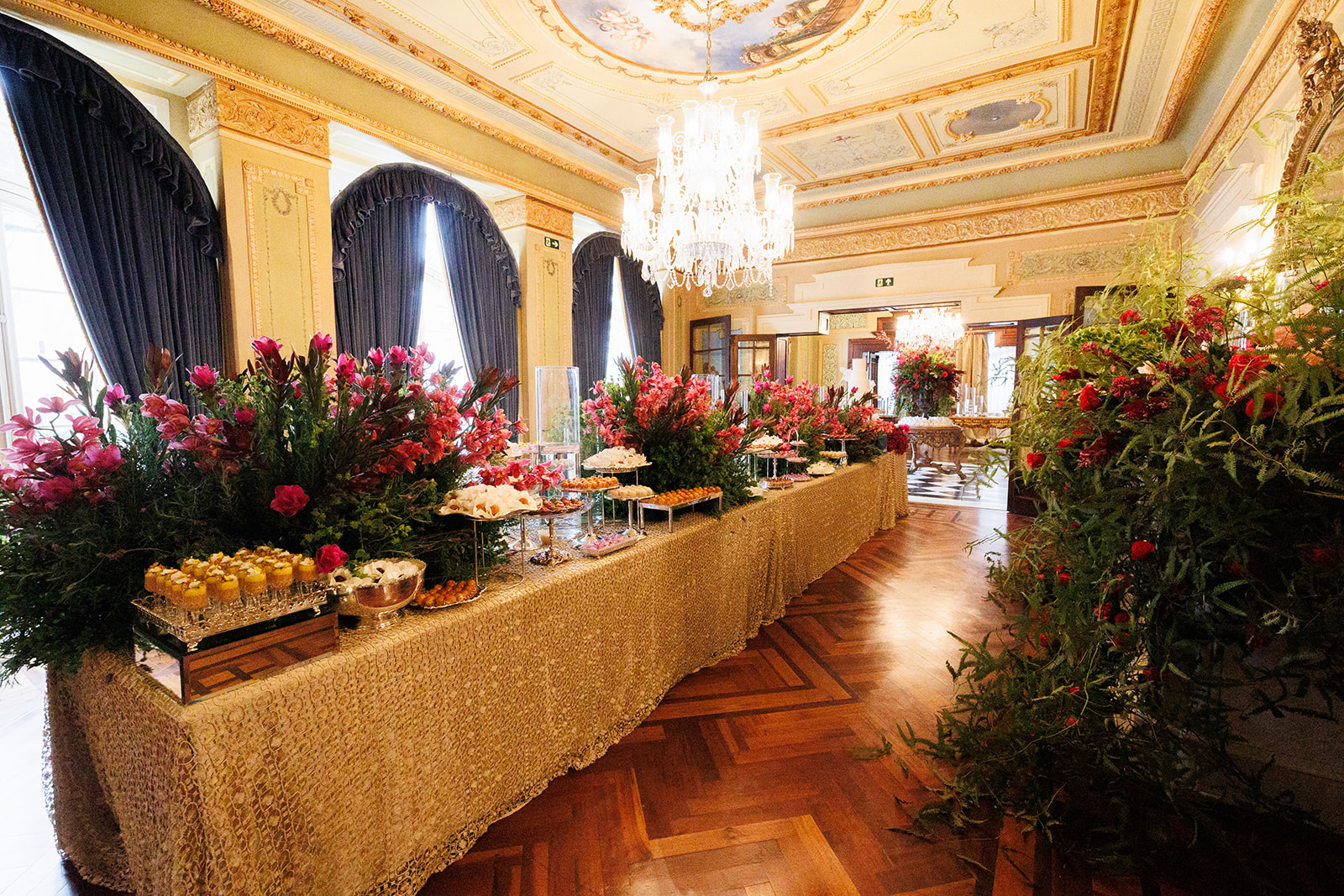 Casamento clássico: elegância e romantismo no Castelo do Batel